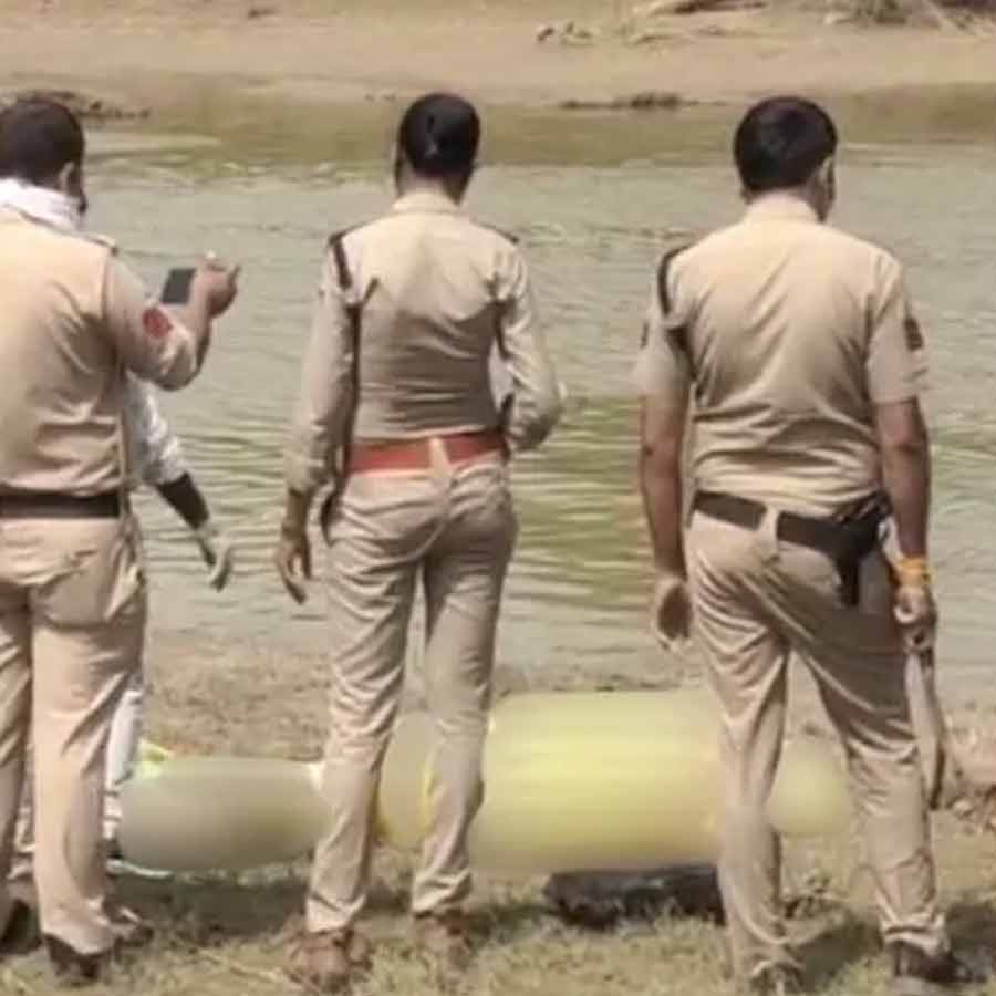 Class 12 student found dead Madhya Pradesh, police suspect dishonour killing, father arrested dgtl