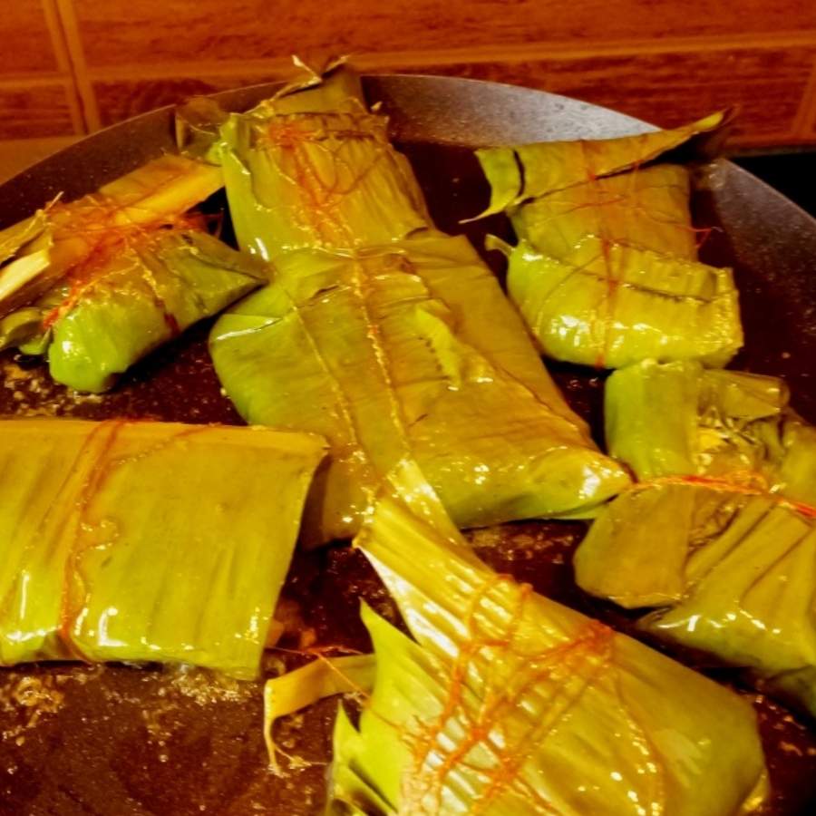 এ বার চলুন জেনে নিই পোস্ত পাতুরি বানাবেন কী ভাবে। এটির জন্য সবার আগে আপনাকে একটি মিশ্রণ বানাতে হবে। 