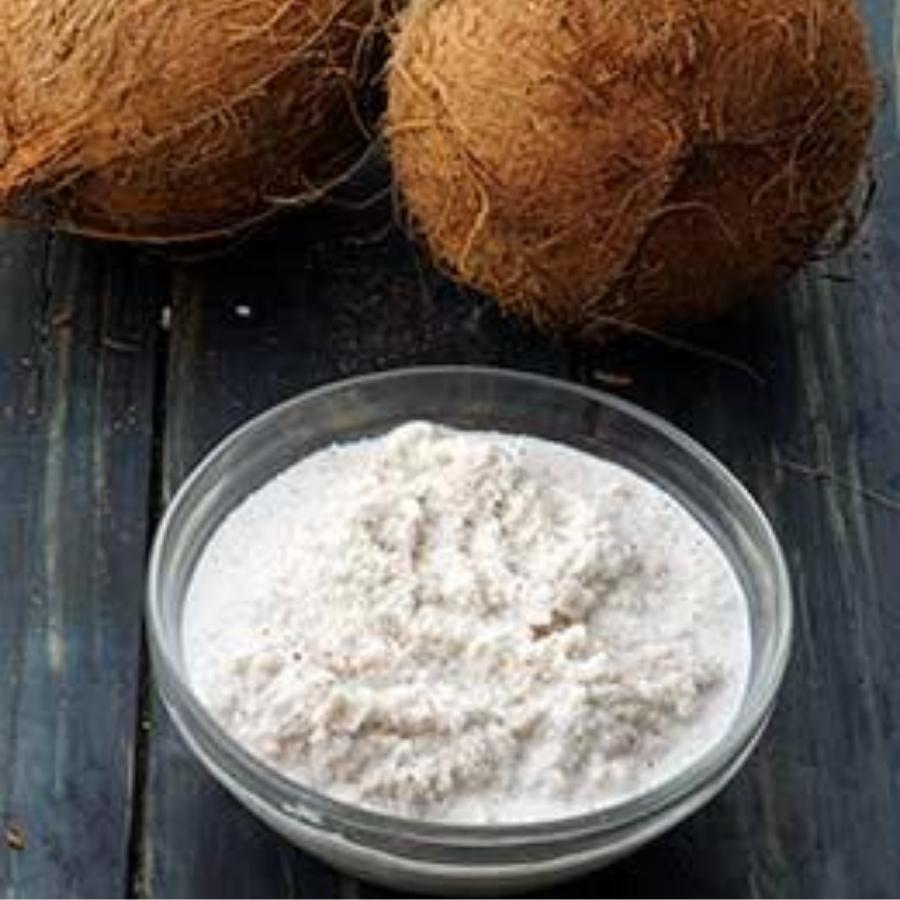 একটি পাত্রে ৪ চামচ পোস্ত বাটা নিন। সঙ্গে দিন ৩ চামচ বা সমপরিমাণ নারকেল বাটা। যোগ করুন কতটা ঝাল খাবেন সেই অনুযায়ী লঙ্কা কুচি। 