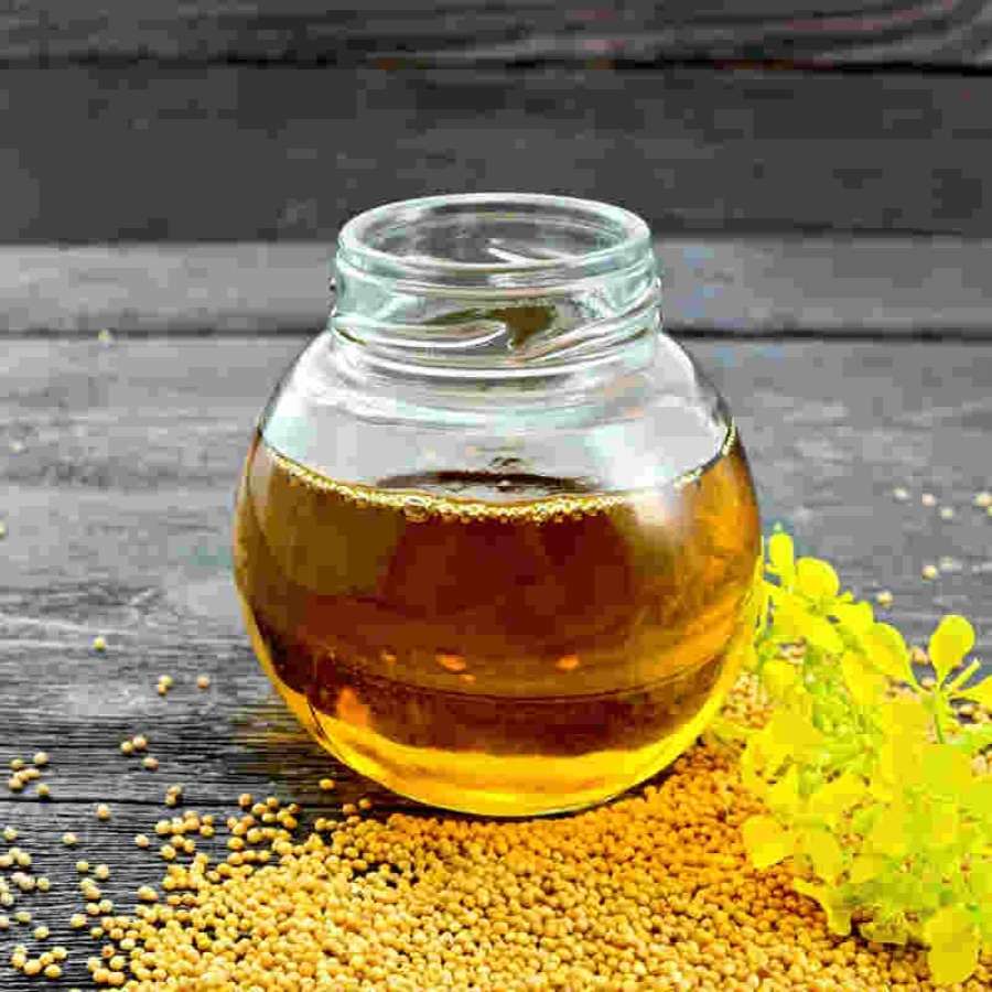 এতে একই সঙ্গে দিয়ে দিন এক চিমটে হলুদ গুঁড়ো, স্বাদ মতো নুন। এ বার বেশ খানিকটা সর্ষের তেল দিয়ে সবটা মিশিয়ে একটি মিশ্রণ বানান। 