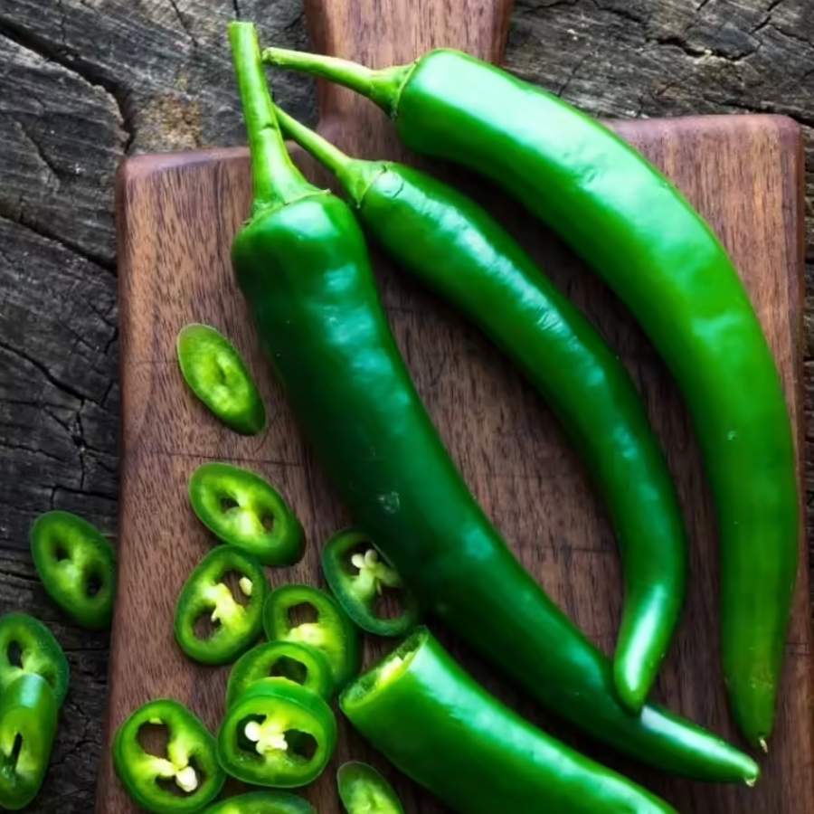 তার পর কলাপাতার একদিকে তেল লাগিয়ে ওই মিশ্রণ দিন। উপর দিয়ে একটু সর্ষের তেল আর একটা করে চেরা কাঁচা লঙ্কা দিয়ে দিন। তার পর পাতুরির মতো ভাঁজ করে সুতো দিয়ে বেঁধে ফেলুন। এ ভাবেই আরও ৩-৪ টি পাতুরি তৈরি করে ফেলুন। 