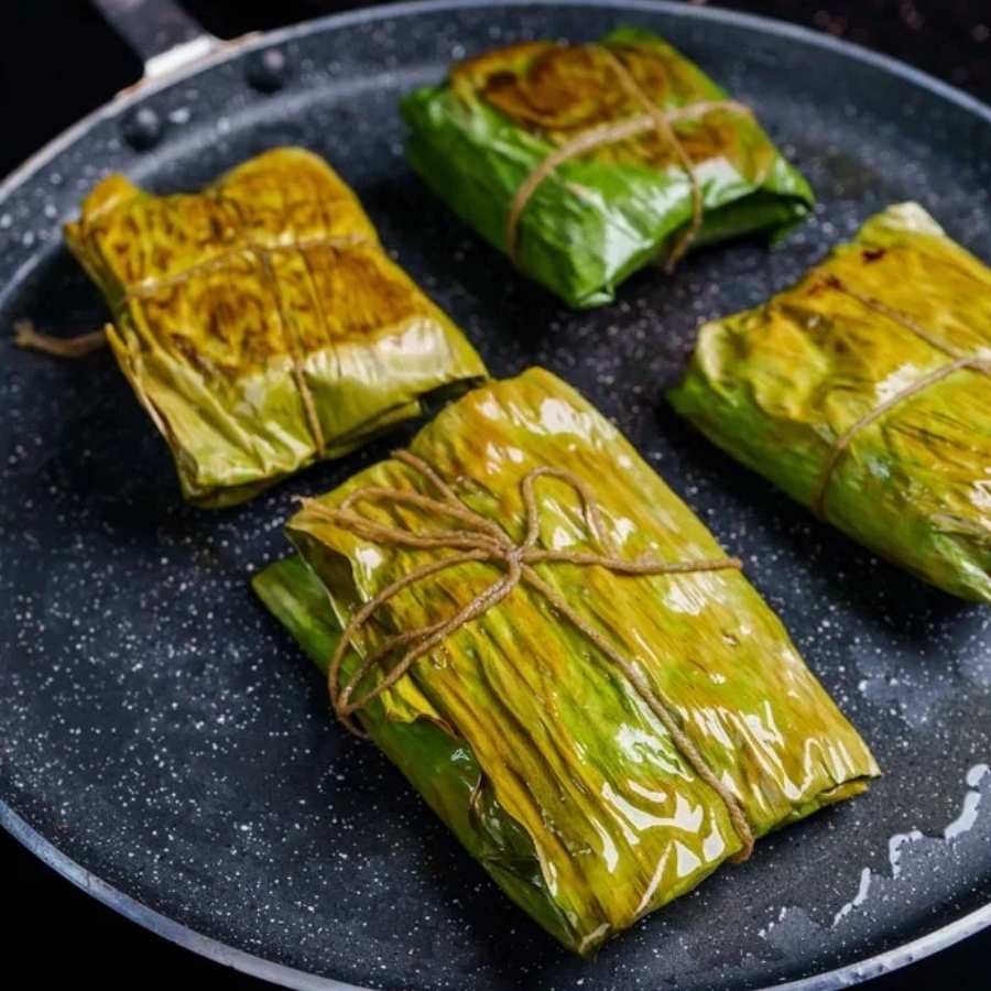 তার পর ওভেনে একটি প্যান বসিয়ে তাতে সর্ষের তেল দিন। সেটা গরম হলে তাতে এই ৪টি পাতুরি দিয়ে ঢাকা দিয়ে দিন। আঁচ মিডিয়াম রাখুন। ১০ মিনিট রেখে হতে দিন পাতুরি। 