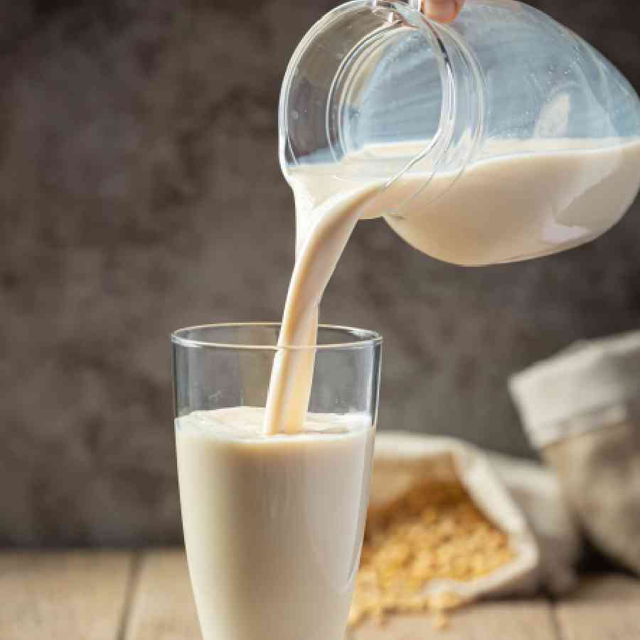 দুধে কি ভেজাল মিশছে, বুঝবেন কোন উপায়ে?