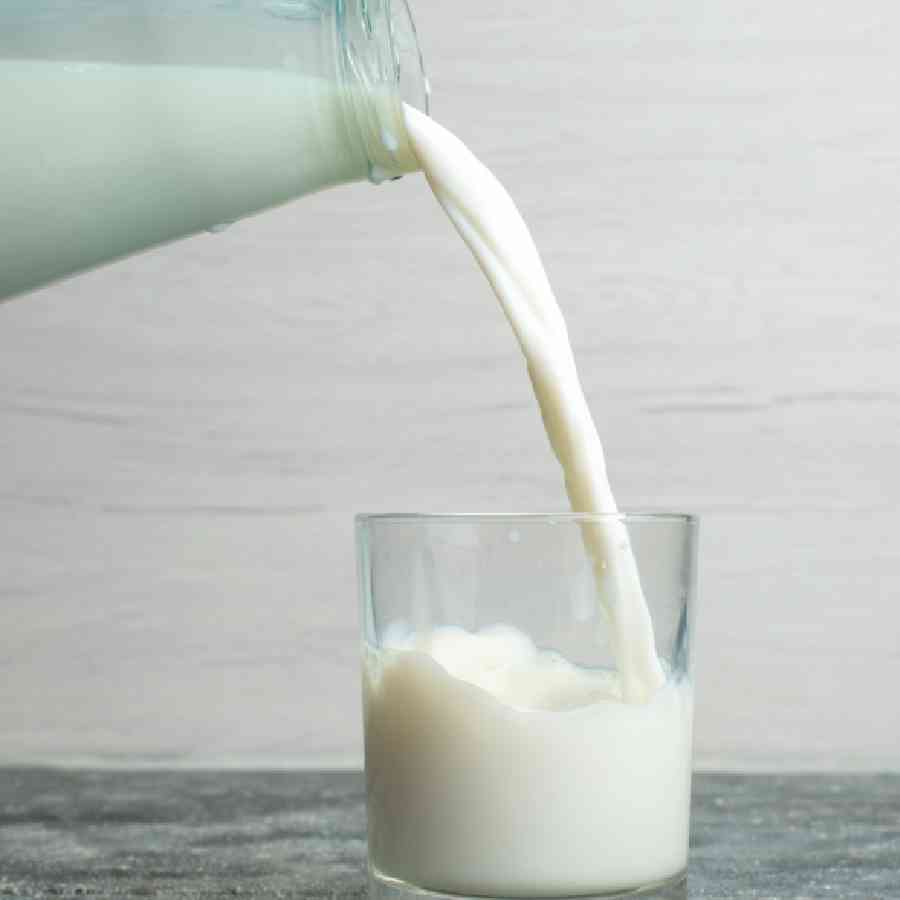 দুধ খাঁটি কি না বুঝে নিন সহজ পরীক্ষায়।