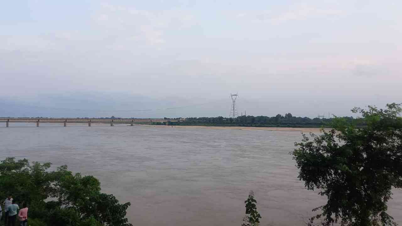 এখন দুকূল ছাপানো জল সুবর্ণরেখায়।