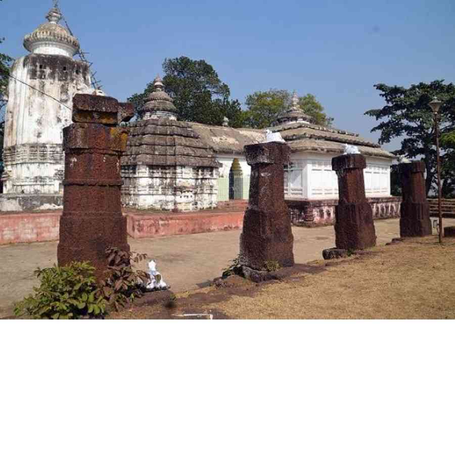 রামেশ্বর মন্দির। রয়ে গিয়েছে পুরনো মন্দিরের ক্ষয়ে যাওয়া স্তম্ভ।