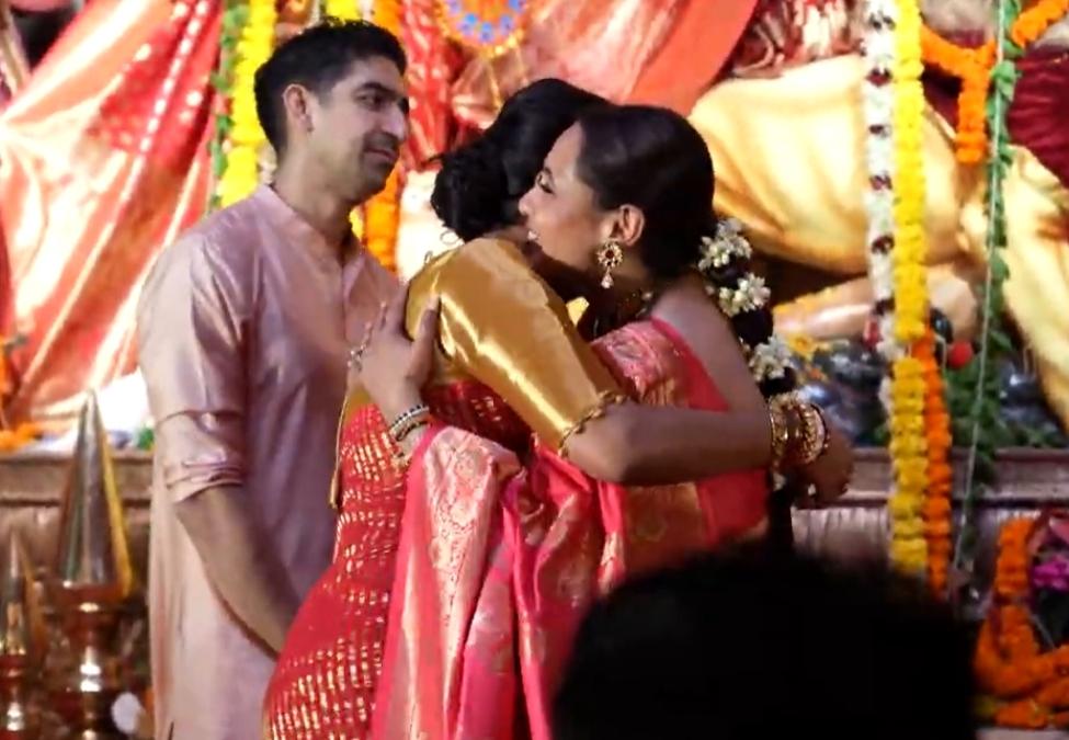 ১০। পুজোর ফাঁকে অয়ন মুখোপাধ্যায় এবং রানির সঙ্গে কোলাকোলি করতেও দেখা যায় তাঁকে।  (‘আনন্দ উৎসব ২০২৫’-এর সাফল্যের নেপথ্যে রয়েছেন একাধিক সহযোগী। প্রেজ়েন্টিং পার্টনার ‘মারুতি সুজ়ুকি অ্যারেনা’। অন্যান্য সহযোগীরা হলেন ওয়েডিং পার্টনার ‘এবিপি ওয়ানস্টপ ওয়েডিং’, ফ্যাশন পার্টনার ‘কসমো বাজ়ার’, নলেজ পার্টনার ‘টেকনো ইন্ডিয়া ইউনিভার্সিটি’, ব্যাঙ্কিং পার্টনার ‘ইউনিয়ন ব্যাঙ্ক অফ ইন্ডিয়া’, কমফোর্ট পার্টনার ‘কার্লন’।) (এই প্রতিবেদনটি ‘আনন্দ উৎসব’ ফিচারের একটি অংশ)।