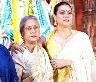 ৫। আইভরি রঙের শাড়িতে সোনালি জরির কাজ। জয়ার শাড়ি দেখে প্রশংসায় পঞ্চমুখ হন কাজল। তাঁর নিজের পরনে ছিল হলুদ ব্লাউজ়ের সঙ্গে ঘিয়ে রঙের কাপড়। 