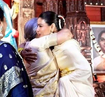 ৩। জয়া ও তাঁর পর্দার বউমা কাজলের খুনসুটি ও মধুর সম্পর্ক বরাবরই মনে ধরে দর্শকদের। এ দিনেও এর ব্যতিক্রম হল না। 