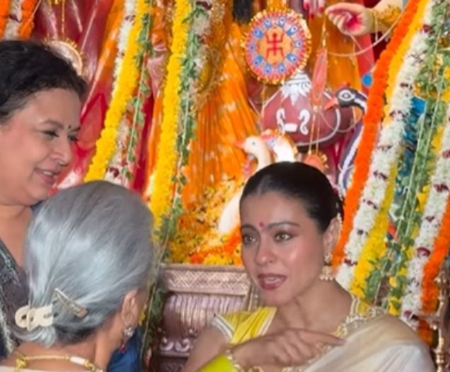 ৪। জয়াকে দেখেই কাজল বলে উঠলেন, “আমি আসছি তোমার আলমারিতে তল্লাশি চালাতে।” আসলে বর্ষীয়ান অভিনেত্রীর শাড়িতেই মুগ্ধ হয়ে গিয়েছিলেন নায়িকা। 