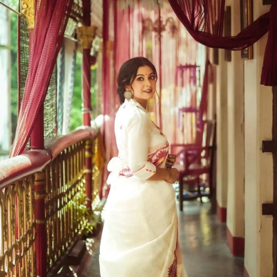 শ্বেতশুভ্র সাজেই দ্যুতি ছড়ালেন অভিনেত্রী পায়েল দে। 