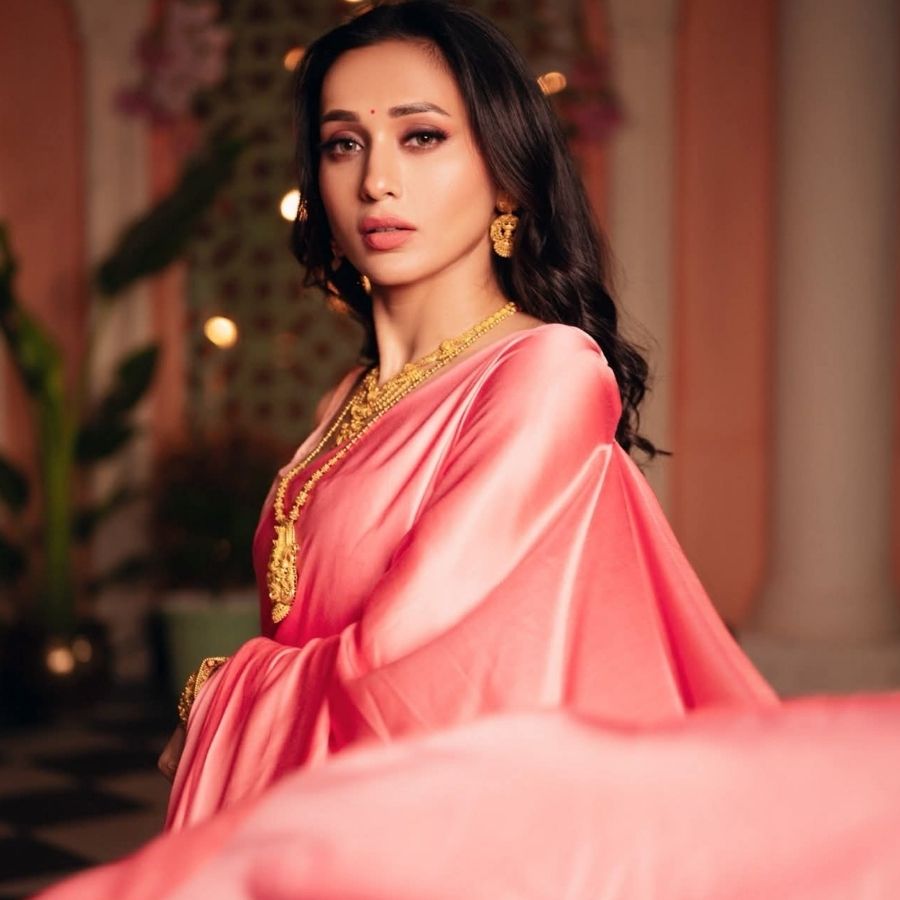 মিমি চক্রবর্তীর পরনে ছিল পিচ রঙা শাড়ি। গলায় হারের বাহার থাকলেও তা ফিকে করতে পারেনি অভিনেত্রীর রূপের জৌলুসকে।