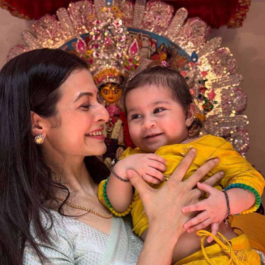 এ দিন হালকা আকাশি রঙের শাড়িতে ধরা দিলেন কোয়েল মল্লিক। যদিও অনুরাগীদের মূল আকর্ষণ ছিল অভিনেত্রীর কোলে খিলখিলিয়ে হাসতে থাকা ছোট কাব্য।