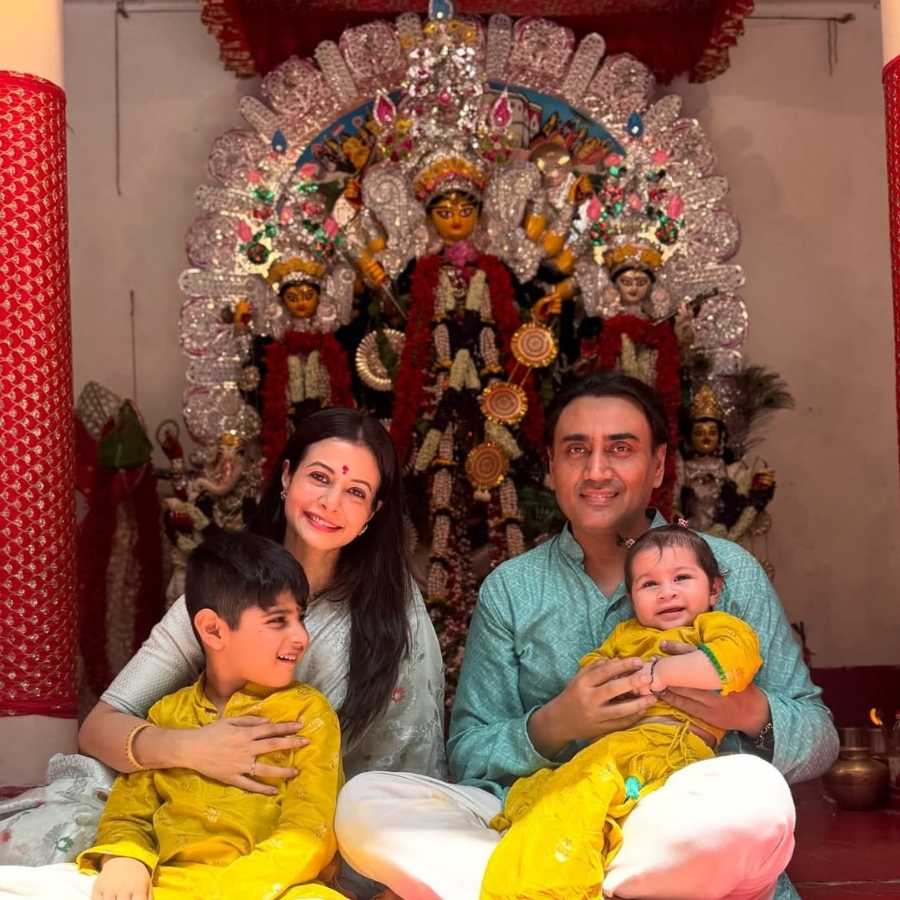 এই প্রথম বার মেয়ের সঙ্গে অনুরাগীদের আলাপ আলাপ করালেন নায়িকা।  