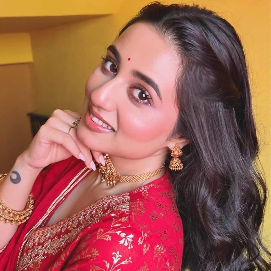  শাড়ি নয়, সপ্তমীর সকালে স্বস্তিকা ধরা দিয়েছিলেন লাল পোশাকে। নেটিজেনদের অনুমান, এটি আনারকলিই বটে। 