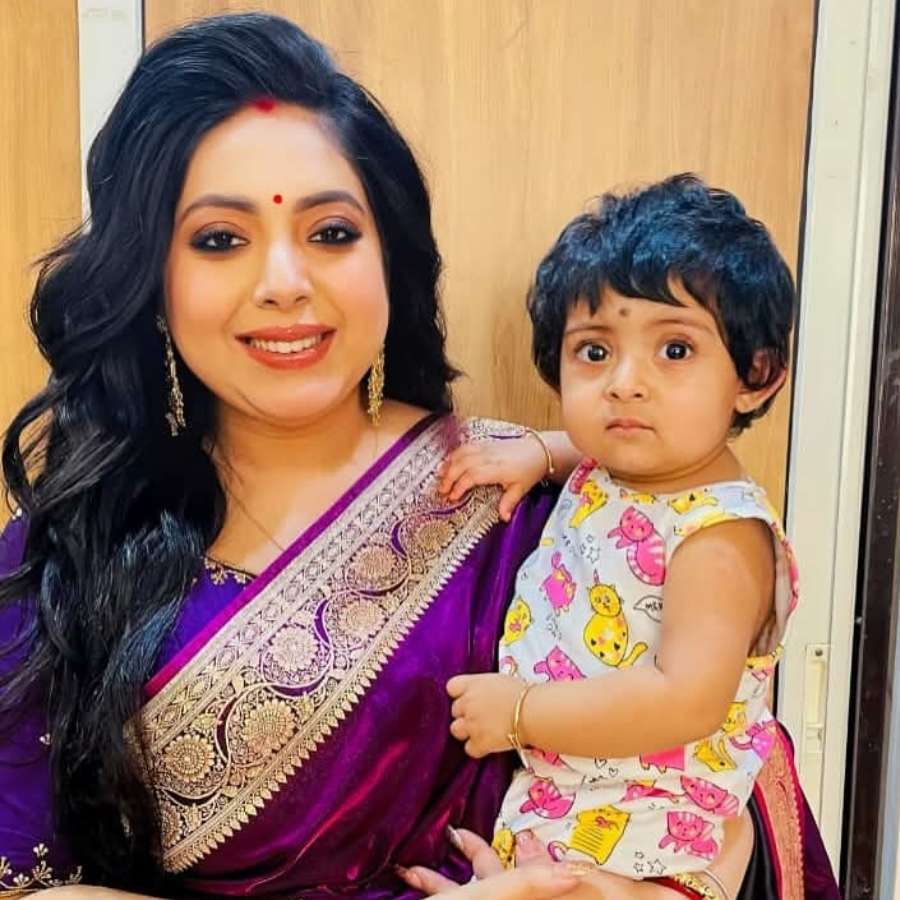 এক বছরও হয়নি ছোট্ট কৃষভির, কিন্তু মায়ের সঙ্গে প্রথম বার ঠাকুর দেখতে যাওয়ার সুযোগ কেউ ছাড়ে! বেগুনি রঙের শাড়িতে শ্রীময়ী চট্টরাজও হয়ে উঠলেন অপরূপা।