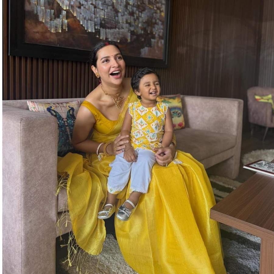 এ দিন মেয়ে ইয়ালিনির সঙ্গে রংমিলান্তি বেশে ধরা দিলেন শুভশ্রী গঙ্গোপাধ্যায়। পরনে হলুদ শাড়ি। পরিমিত সাজেই অপরূপা রাজ-ঘরনি। 