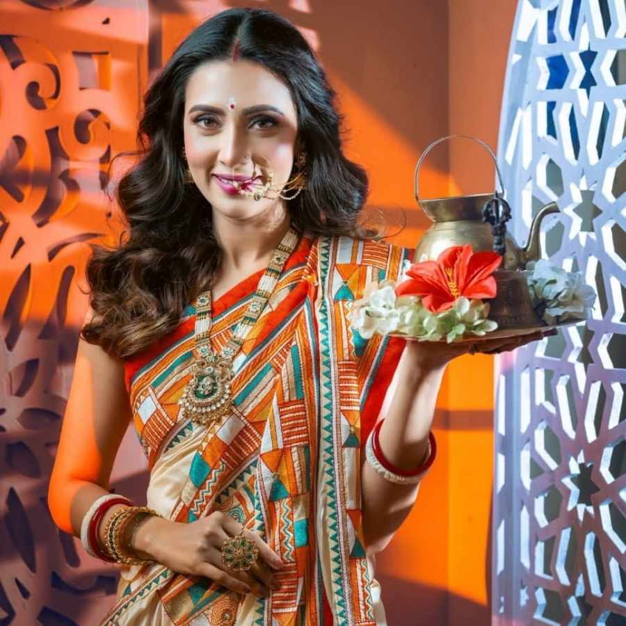 বাংলাদেশের জনপ্রিয় অভিনেত্রী। কিন্তু কলকাতার দর্শকও এক নামে চেনেন বিদ্যা সিন্‌হা মিমকে। আদ্যোপান্ত সাহেব সাজে শারদীয়া শুভেচ্ছা জানালেন তিনি।