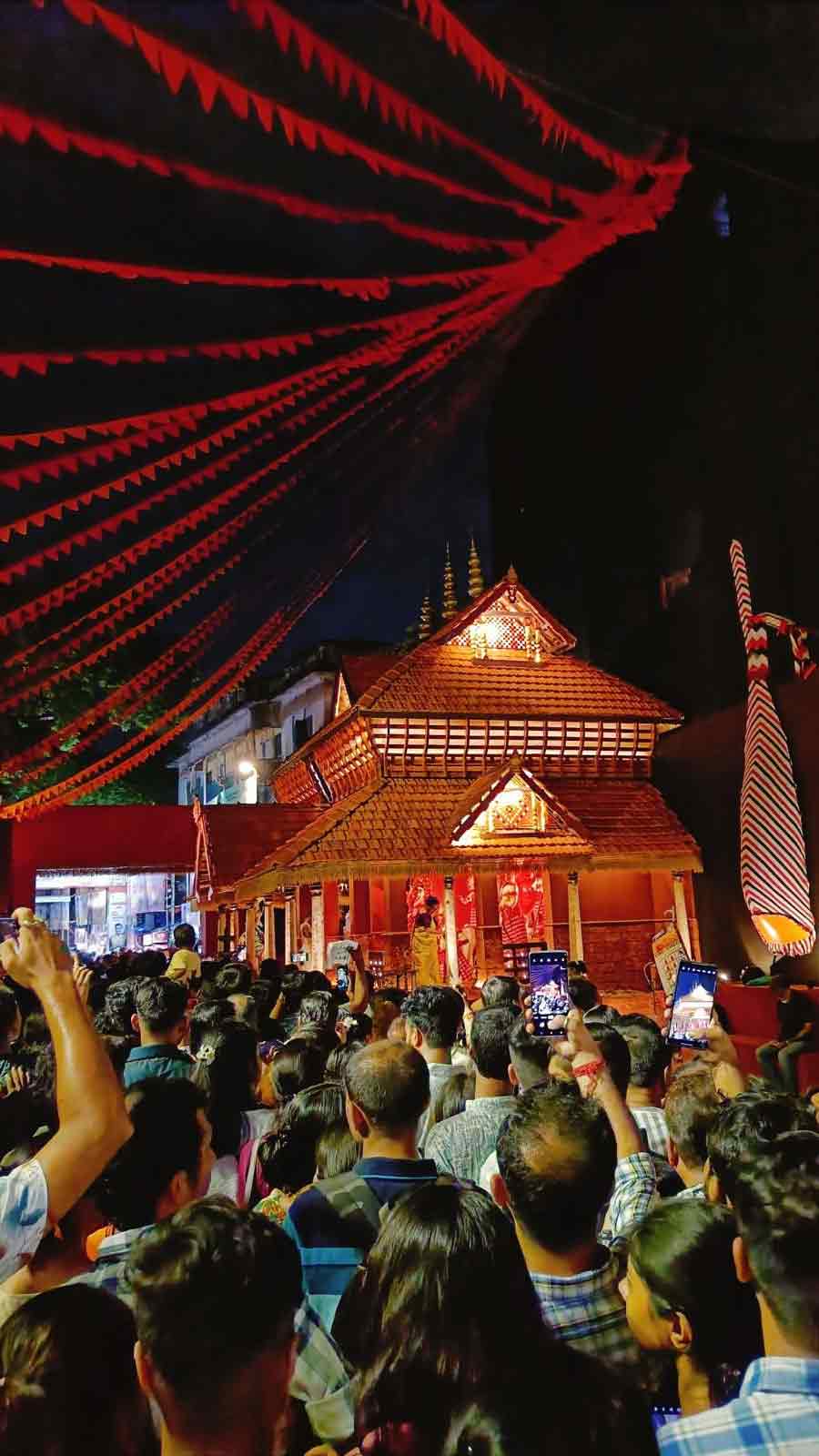 ৬৬ পল্লির পুজোয় মানুষের ঢল। 