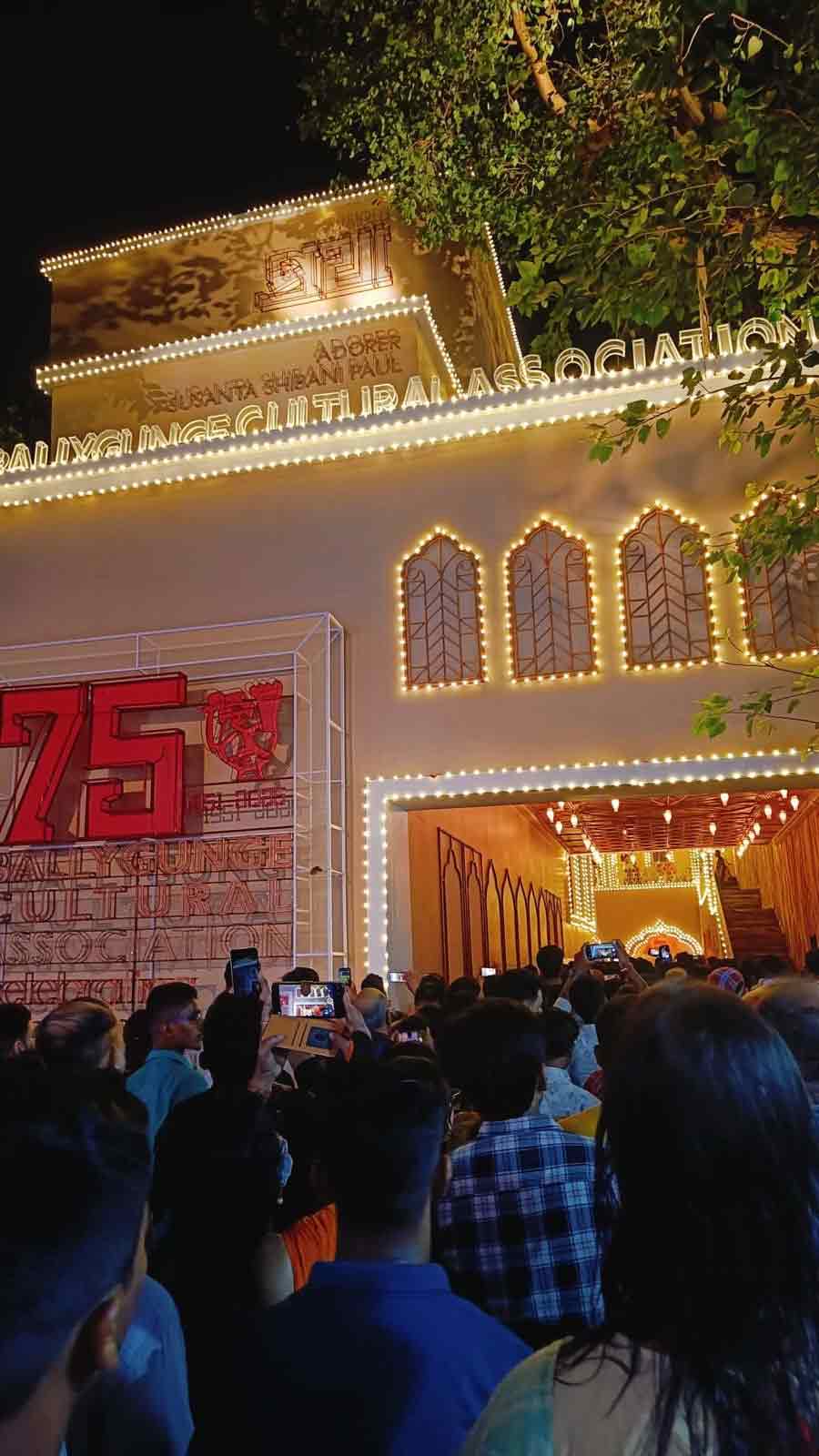 বালিগঞ্জ কালচারালের মণ্ডপে ভিড়। 