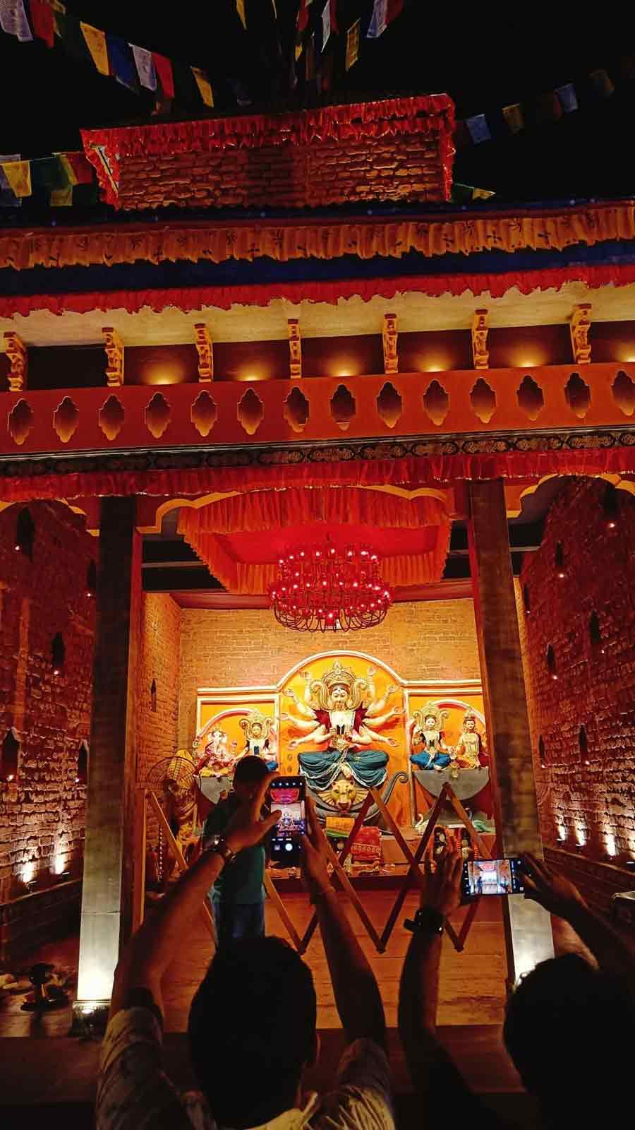 লেক পল্লির প্রতিমা ও মণ্ডপ। 