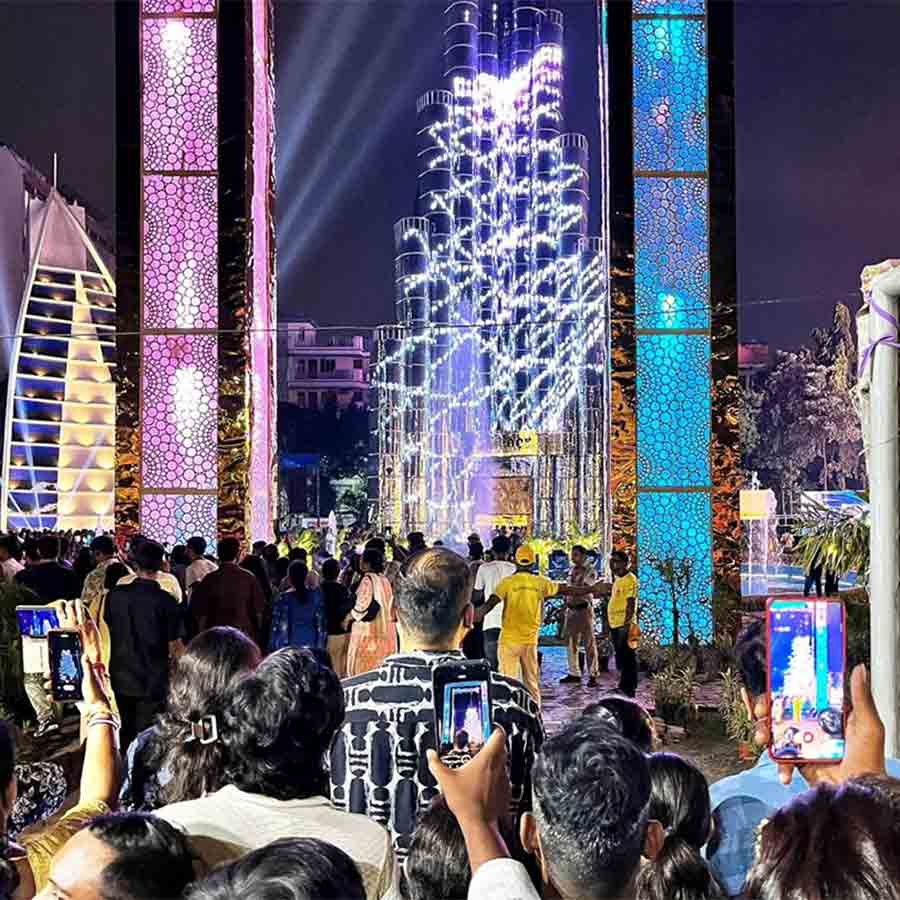 সল্টলেকের আইবি ব্লকের এ বারের থিম ‘বুর্জ খলিফা’। এই পুজো সাম্প্রতিক অতীতের সমস্ত রেকর্ড ভেঙে দিয়েছে। আইবি পার্কের দু’কিলোমিটার ব‍্যাসার্ধের মধ্যে হাজার হাজার গাড়ি আর বাইক এসে পার্ক করছে। প্রবল যানজট। পুলিশ আগে থেকে এই ভিড় আন্দাজ করেনি। ফলে হিমশিম খেতে হচ্ছে। ওই পুজোর আশপাশের সমস্ত রাস্তায় যান চলাচল নিয়ন্ত্রণ করতে হচ্ছে। সল্টলেকে এ দৃশ্য নজিরবিহীন। স্থানীয় কাউন্সিলর রঞ্জন পোদ্দার এই পুজোর মূল উদ্যোক্তা বলে পরিচিত। ভিড় নিয়ন্ত্রণে আরও পুলিশ মোতায়েন করার বিষয়ে কাউন্সিলর রঞ্জন বিধাননগর পুলিশ কমিশনারেটের সঙ্গে কথা বলেছেন। রঞ্জনের দাবি, ‘‘আমরাই একমাত্র পুজো আয়োজক, যারা গাড়ি পার্ক করার ব্যবস্থা করেছি। যাতে অবাধে প্যান্ডেলে প্রবেশ করা যায়, তার জন্য প্রবেশপথ ২০ ফুট চওড়া করেছি।’’