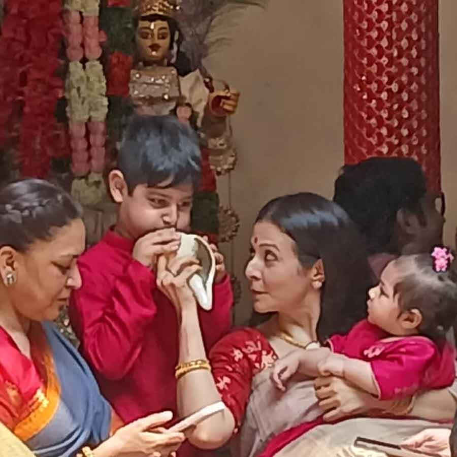 How Koel mallick Celebrates Ashtami At Father Ranjit Mallick’s House dgtl