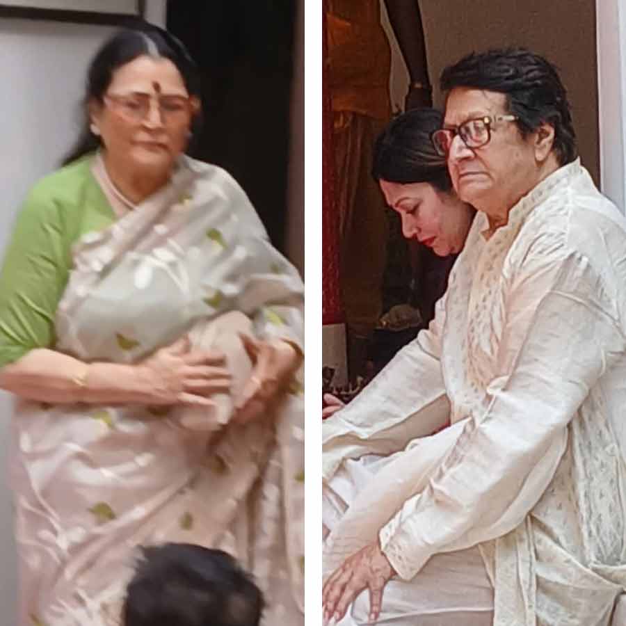 পুজোর তত্ত্বাবধানে ব্যস্ত দীপা মল্লিক এবং রঞ্জিত মল্লিক।