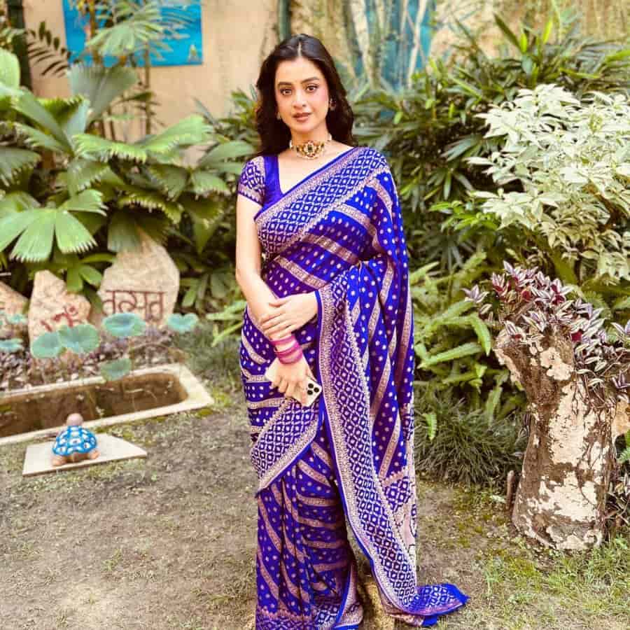  আবাসনের সিংহাসনে বিচারের দিন দর্শনা বণিককে নীল রঙের শাড়িতে দেখা গেল। সঙ্গে পরেছিলেন হালকা গয়না। 