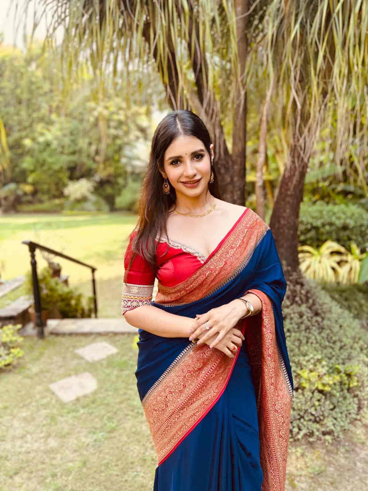 অঙ্গনা রাত এ দিন নজর কাড়েন লাল পাড় নীল শাড়ি এবং মানানসই লাল ব্লাউজ়ে। 