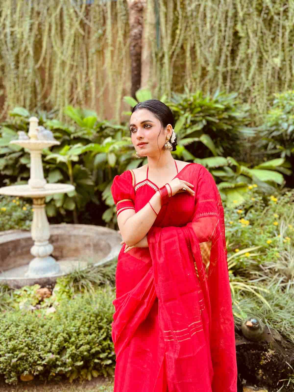 ছোট পর্দার 'গুড্ডি' এদিন 'লালেশ্বরী' হয়ে ধরা দিয়েছেন। তাঁকে দেখা গেল লাল শাড়ি এবং ম্যাচিং ব্লাউজ়ে। লাল চুড়ি, সোনালি ঝুমকো আর হাত খোঁপায় যেন অনন্যা লাগছেন। 