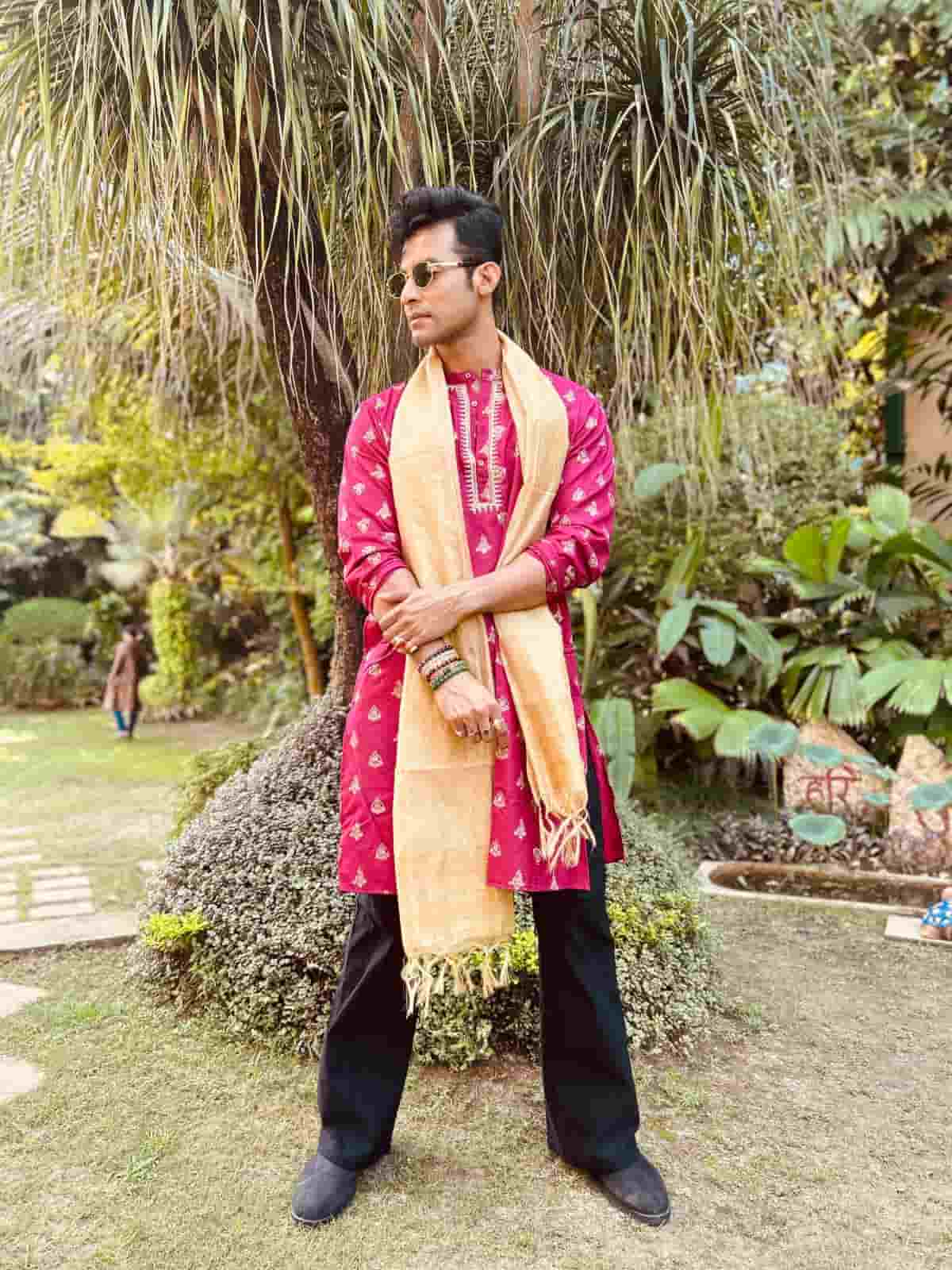 অন্য দিকে রণজয় বিষ্ণু অষ্টমীর সাজ হিসেবে বেছে নিয়েছিলেন গোলাপি পাঞ্জাবি এবং কালো প্যান্ট। 