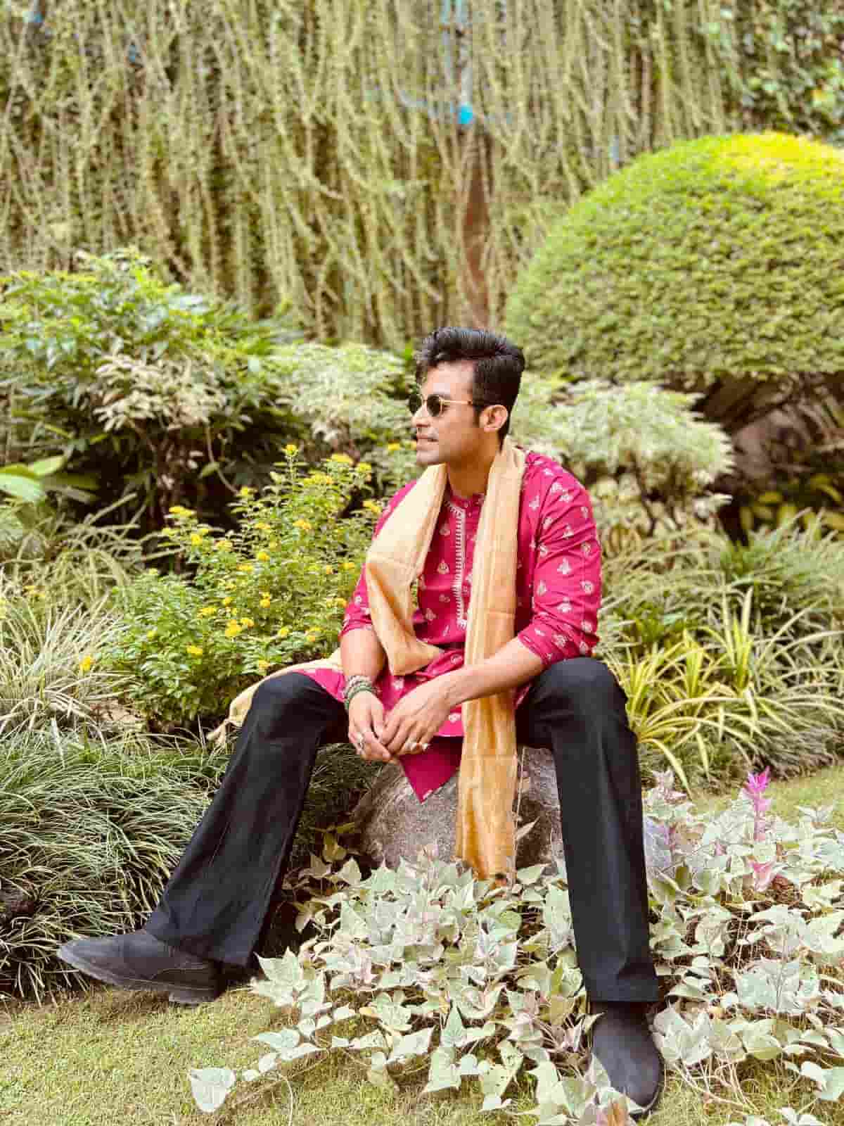 অভিনেতার সাজকে অন্য মাত্রা দিয়েছে তাঁর গলায় থাকা সোনালি ওড়নাটি। 