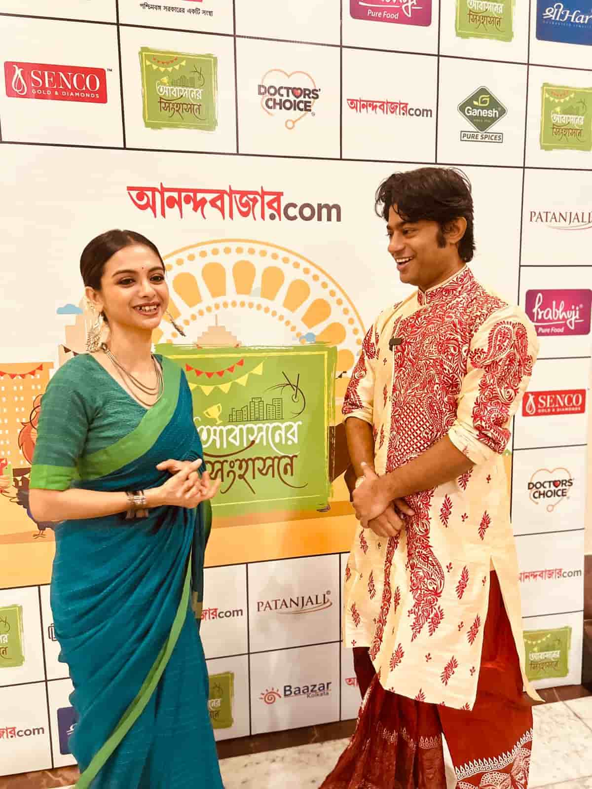 এ দিন শোলাঙ্কি রায়কে দেখা গেল সবুজ শাড়ি এবং সিলভার গয়নায়। 