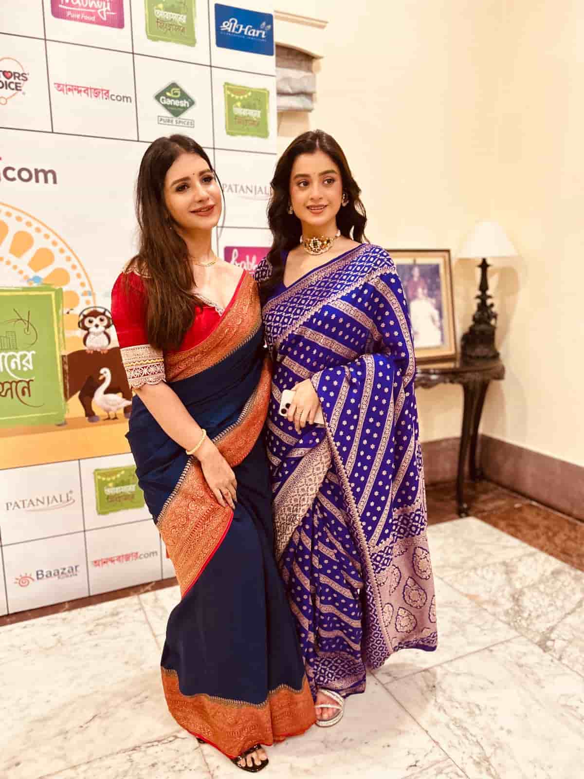 অন্য দিকে এক ফ্রেমে ধরা দিলেন দর্শনা এবং অঙ্গনা। 