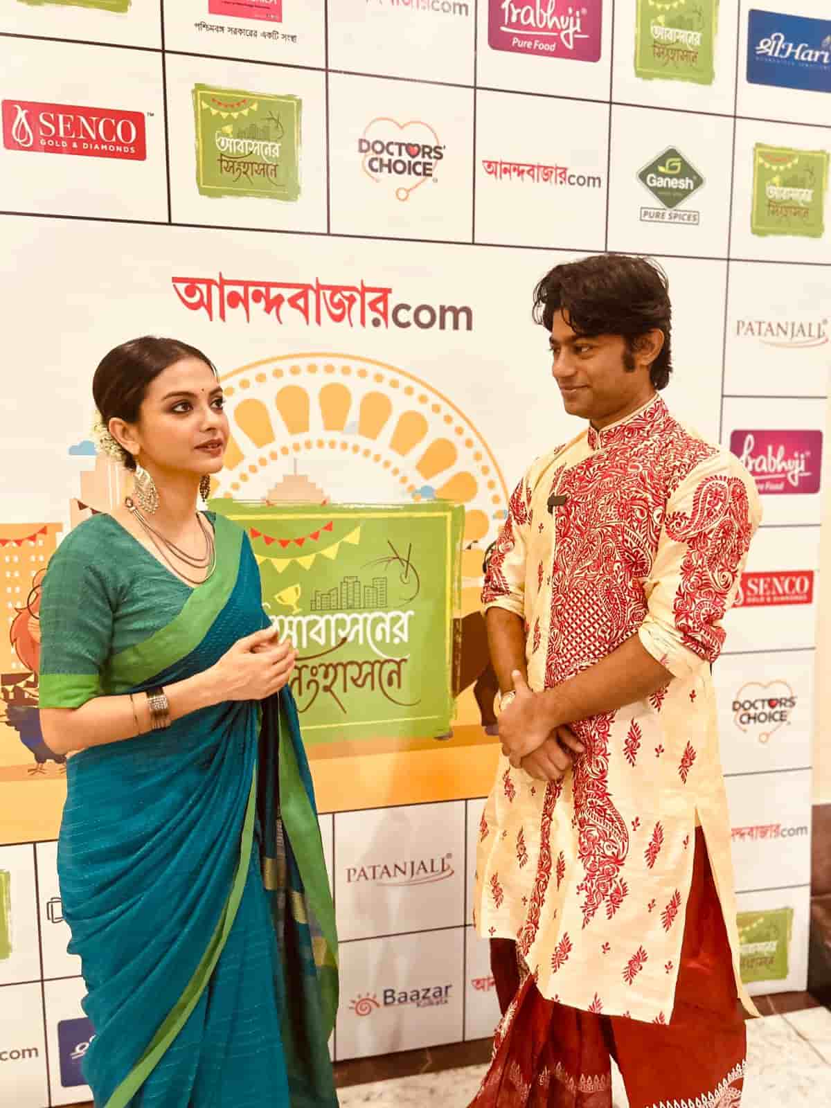 বর্তমানে আবাসন ঘুরে ঘুরে তাঁরা বিচার করছেন কোন আবাসন সেরা হল। এখন কেবল সেরা কে হল সেটা জানা সময়ের অপেক্ষা। 