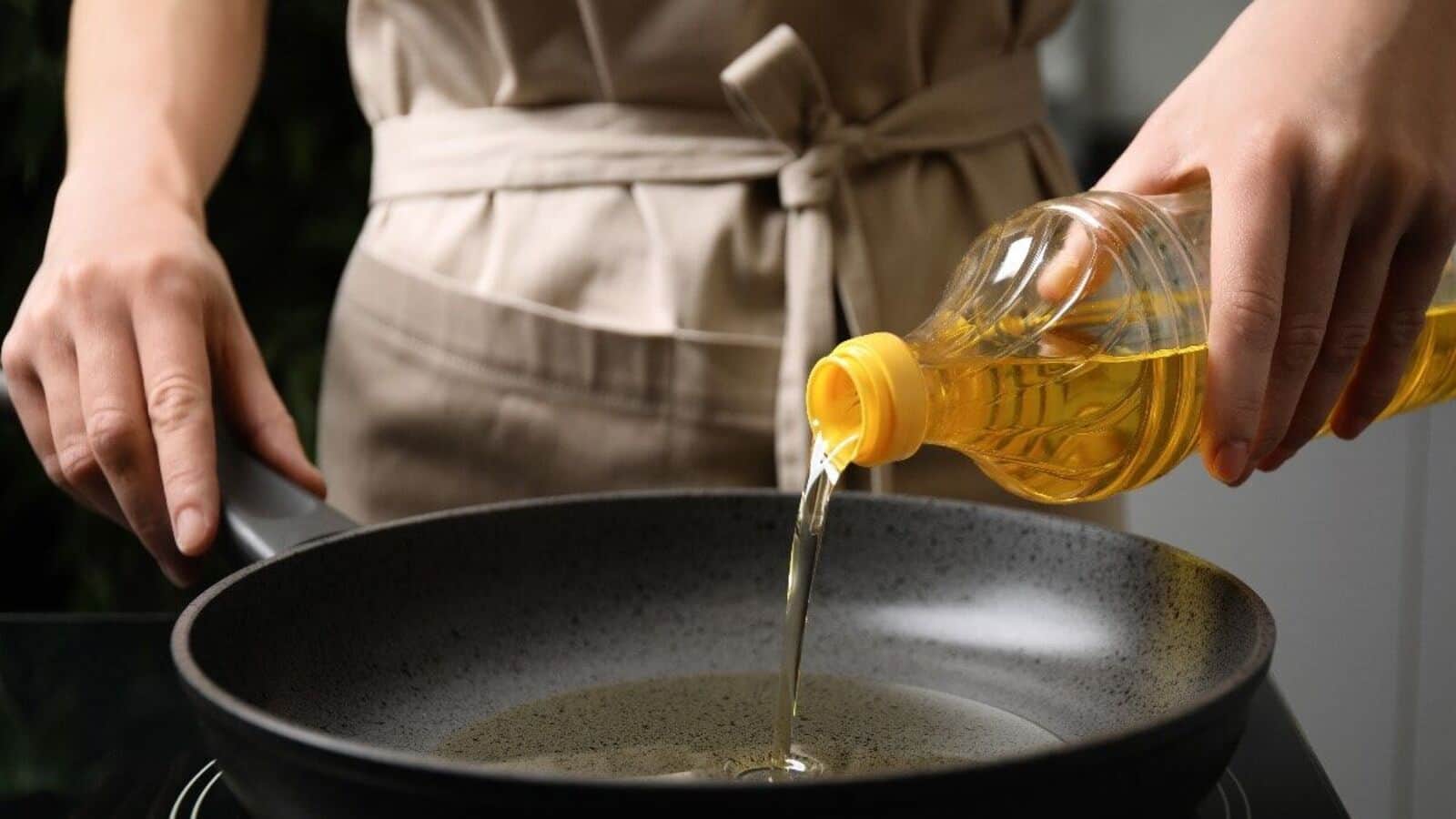 উপকরণ যখন জানাই হয়ে গেল চলুন এ বার শিখে নেওয়া যাক কী ভাবে বানাবেন মটন নিহারি। সবার আগে ওভেনে একটি কড়াই বসান। তাতে পরিমাণ মতো সর্ষের তেল দিন। 