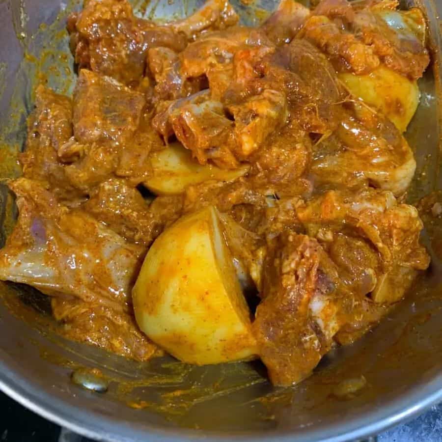 তেল গরম হয়ে গেলে তাতে দিয়ে দিন মাটন। এ বার এক এক করে যোগ করে দিন আদা বাটা, রসুন বাটা। ভাল করে সবটা একটু কষিয়ে নিন। 