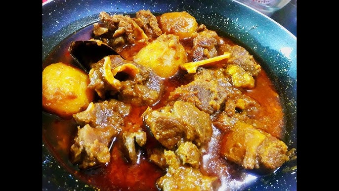 এ বার কড়াইয়ে দিয়ে দিন পরিমাণ মতো বাজারচলতি কোনও নিহারি মশলা। আবারও গোটাটা ভাল করে নেড়েচেড়ে নিন। দিয়ে দিন দুই হাতা জল। কষিয়ে নিয়ে এ বার দিয়ে দিন ৪ গ্লাস জল। 