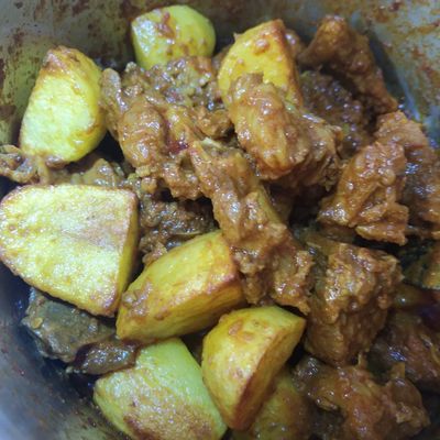 ঢাকনা দিয়ে সেদ্ধ করুন মাটন। প্রায় ৬০-৭০ শতাংশ পর্যন্ত এ ভাবেই চাপা দিয়ে মাংস সেদ্ধ হতে দিন। 