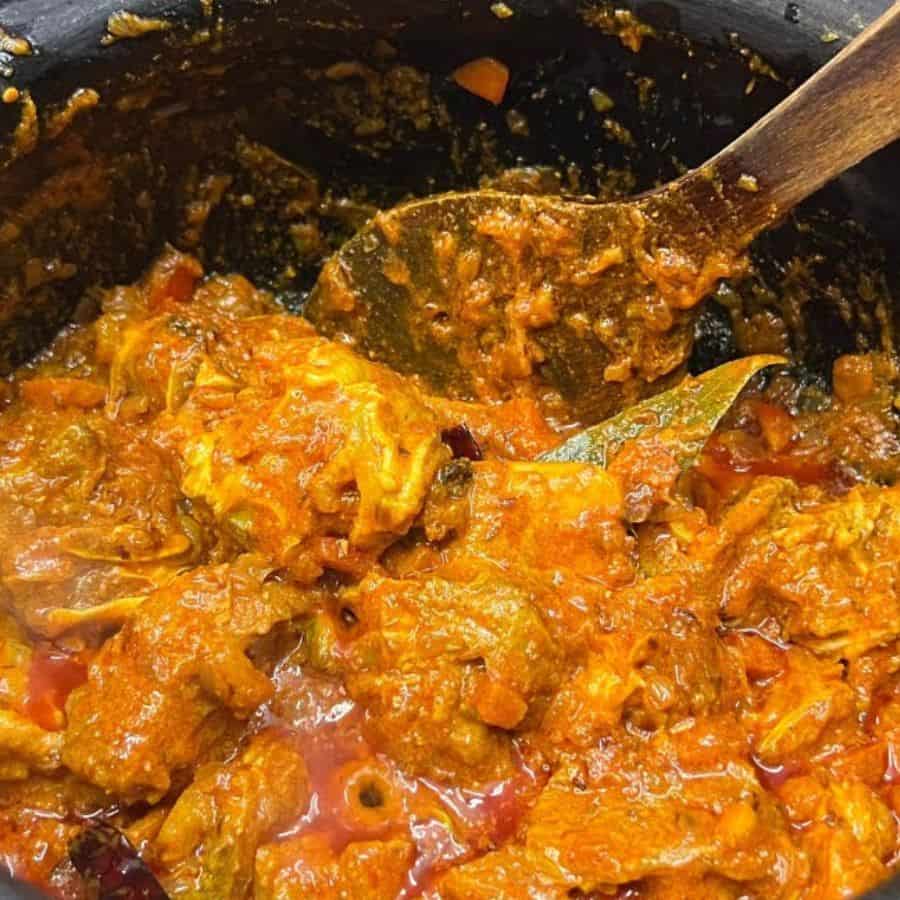 তত ক্ষণ একটি প্যানে শুকনো খোলায় দুই চামচ আটা হালকা ভেজে নিন। ঠান্ডা হলে সেটিকে একটি বাটিতে রেখে তাতে জল দিয়ে একটি মিশ্রণ বানান। এ বার ছেঁকে জল বার করে নিন। 