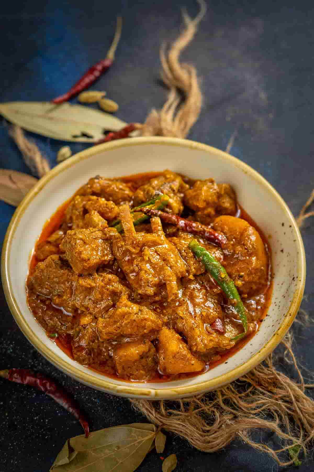 মাংস সেদ্ধ হয়ে গেলে এই মিশ্রণের জলটা অল্প অল্প মেশাতে থাকুন আর নাড়তে থাকুন যাতে দলা হয়ে না যায়। ভাল করে কষিয়ে আবারও ঢাকা দিয়ে দিন। 