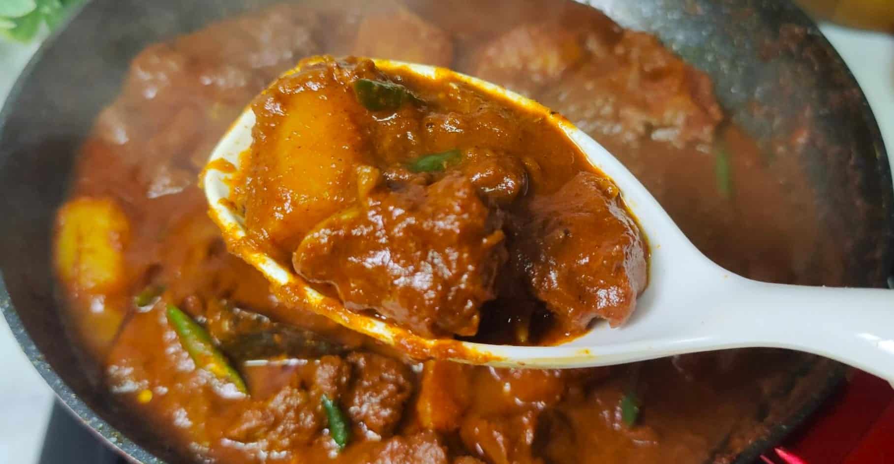 ভাল করে কষিয়ে আবার ঢাকনা দিয়ে দিন। এ বার মাংসটা পুরো ভাল করে সেদ্ধ হতে দিন। 