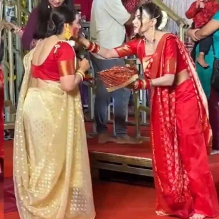 Sherlyn Chopra trying to touch Rani mukherjee\\\'s Feet on Saptami puja night