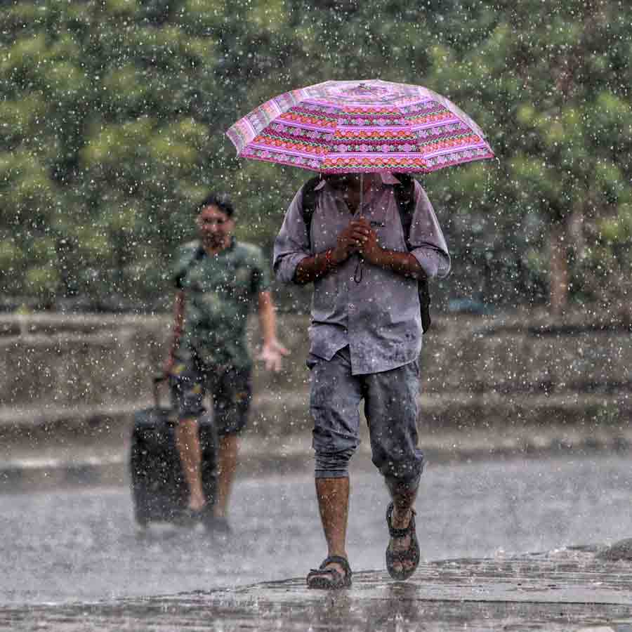 Heavy rain in Delhi-NCR, flight operation disrupted dgtl
