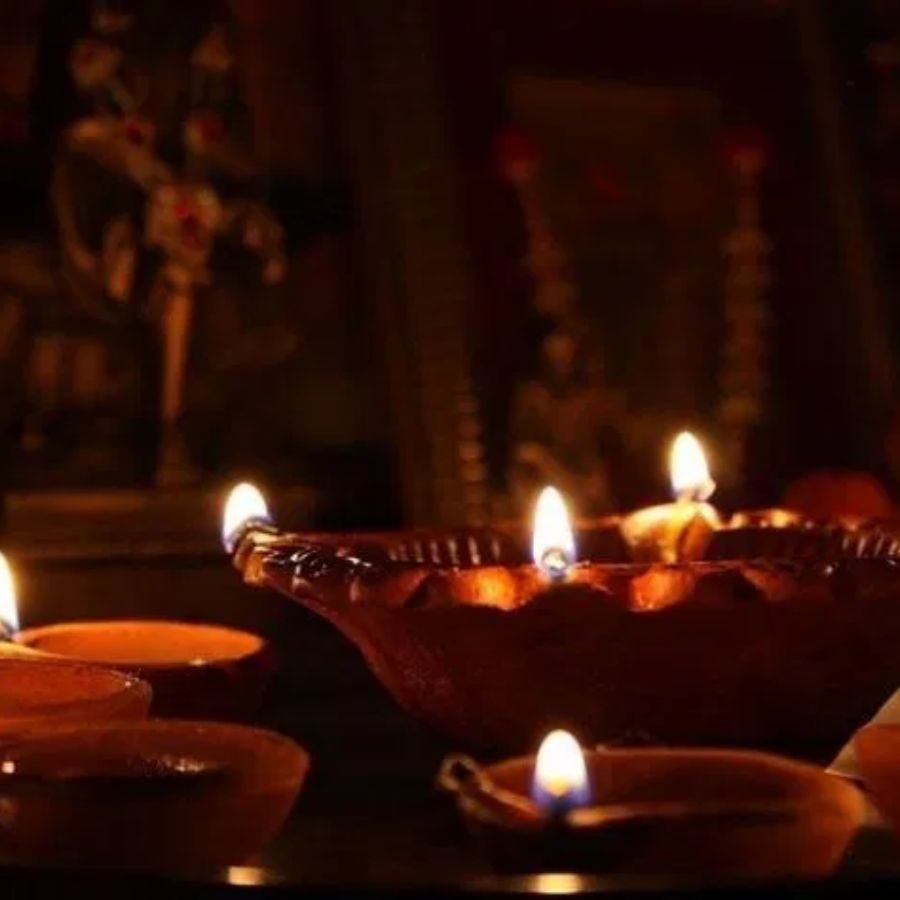 নবমীর দিন পারলে বাড়ির অগ্নি কোণে দেবীর নামে একটি প্রদীপ জ্বালান। সন্ধ্যাবেলায় অবশ্যই দেবীর আরতি করুন। 