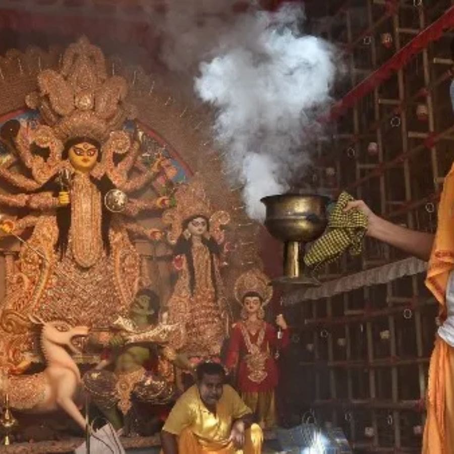 অর্থাভাবে ভুগলে এই দিন দেবী দুর্গাকে গঙ্গাজল দিয়ে স্নান করান। পাঠ করুন দুর্গা রক্ষাকবচ।  নবমীর দিন দেবী দুর্গার সামনে কর্পূরের আরতি করুন। একই সঙ্গে এদিন দুর্গাস্তোত্র পাঠ করা শুভ বলে মনে করা হয়। 