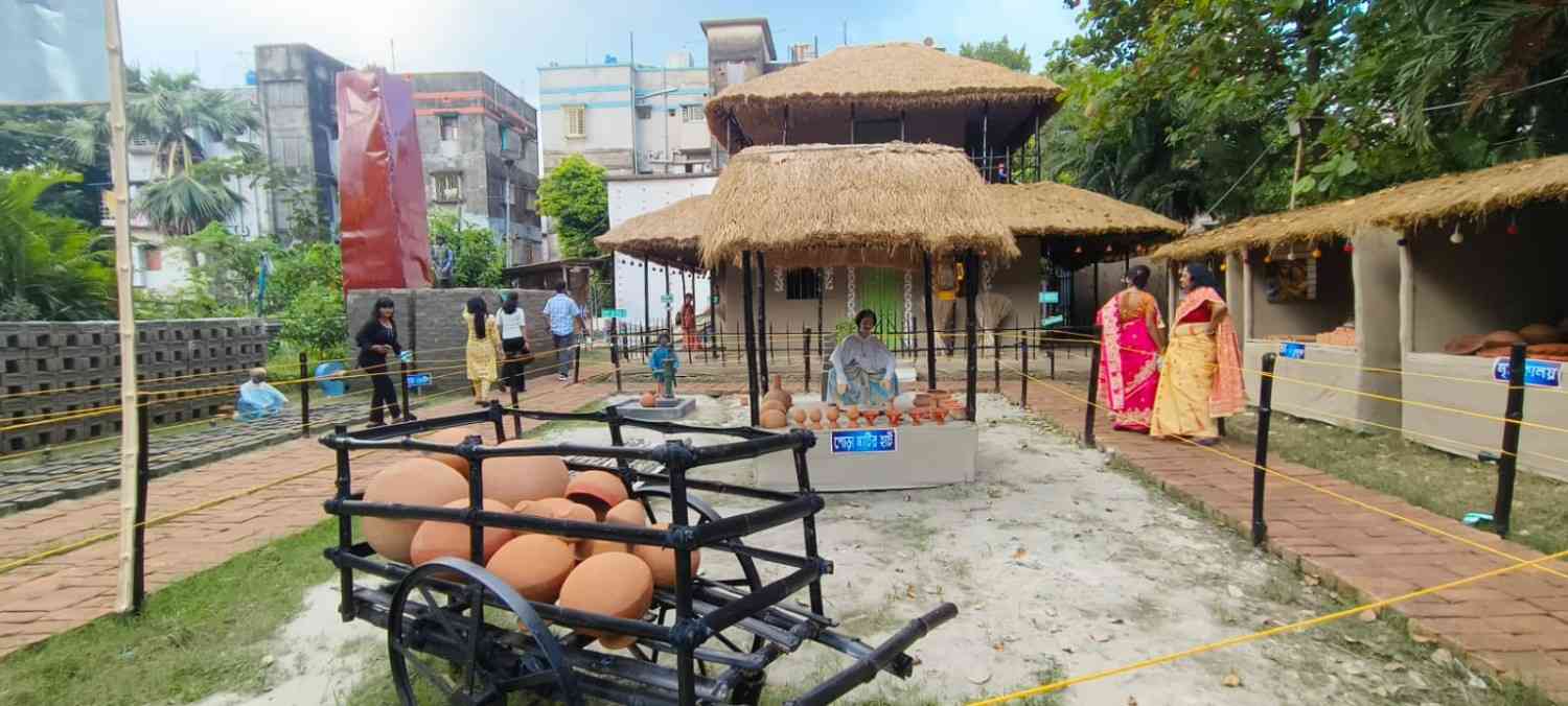 এটা এই পুজোর ১৪তম বছর। রাজ্য প্রশসানের শীর্ষ কার্যালয় ভবন - নবান্ন- এর খুব কাছেই আয়োজিত এই বারোয়ারি উৎসবের এ বারের থিম 'মাটি'।