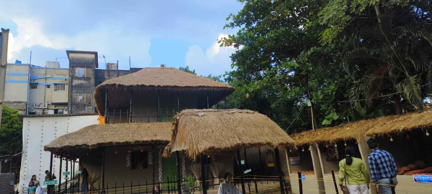 মানুষের সঙ্গে মাটির সম্পর্ক যে কতটা নিবিড়, সেটাই ফুটে উঠেছে পুজো উদ্যোক্তাদের থিম ভাবনায়। 