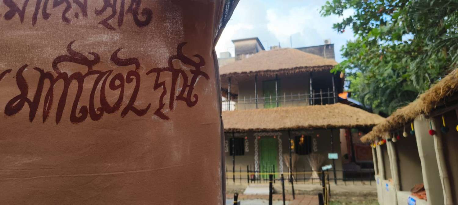 যে পুজোমণ্ডপ নির্মাণ করা হয়েছে, তার নাম দেওয়া হয়েছে - 'পোড়া মাটির হাট'